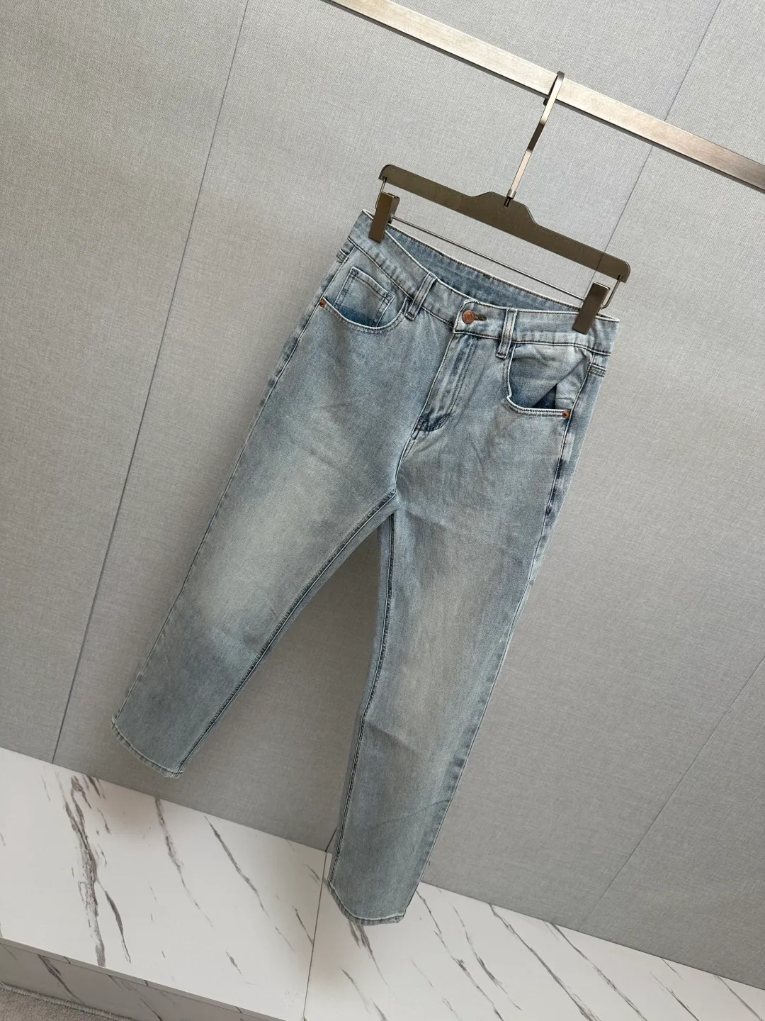 Available at the official website counter at the same time, the Original is a very stylish pair of jeans, with customized original washed denim fabric, unique design, top-notch printing technology letter pattern logo, original hardware accessories decoration, an extremely outstanding pair of jeans, the materials and craftsmanship are extremely luxurious and exquisite, extremely high-grade, handsome and stylish upper body, recommended 👍, Sizes: 29-38